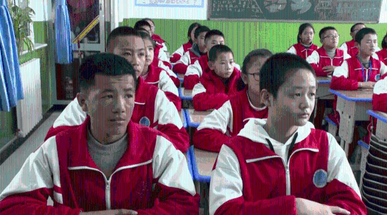 奥迪A4L、宝马3系、奔驰C级哪个座椅舒适且适合跑长途？游戏画面